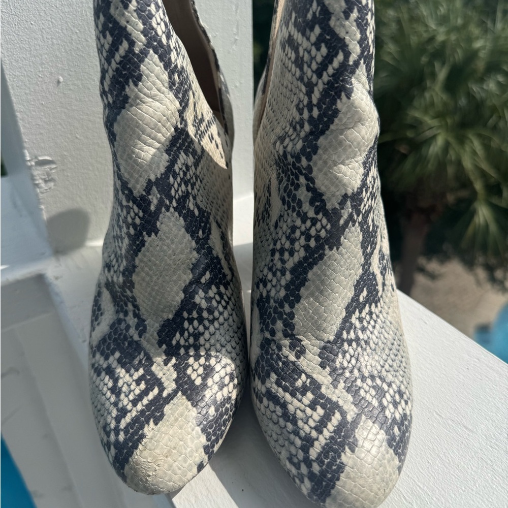 Steve Madden Black and Cream Snakeskin Ankle Boots 7.5